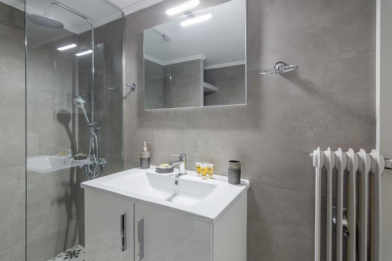 A Modern 2-Bedroom Apartment Near Areios Pagos Αθήνα Εξωτερικό φωτογραφία